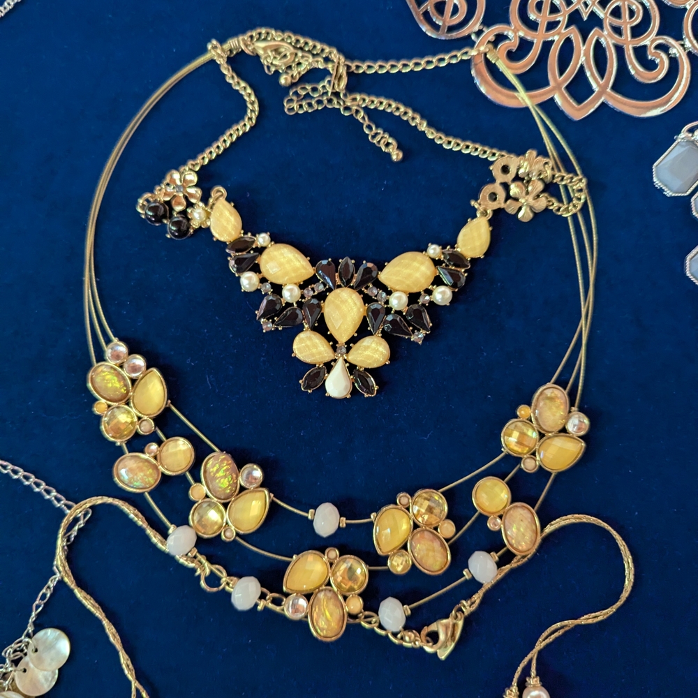 Elegant Lot Of Estate Costume Jewelry, Total Of 16 Necklaces - Picture 5 of 10